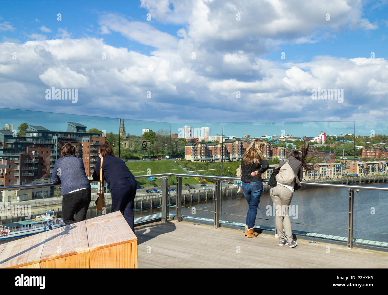 Vue sur la rivière Tyne et towardes Ouseburn Byker à partir de la plate-forme d'observation au Centre d'Art Contemporain BALTIC Gateshead. UK Banque D'Images