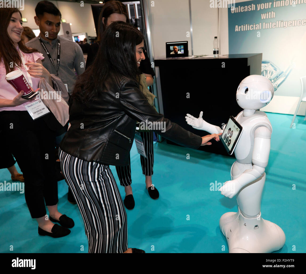 Poivre, un humanoid robot social, sur le stand d'AlpVision au sommet de l'IA 2018, interagir avec les délégués.. Banque D'Images