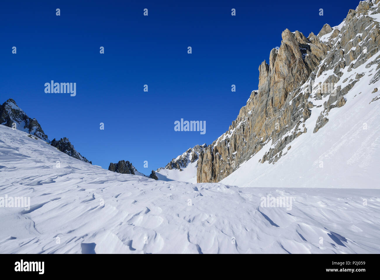 L'érosion de la neige en face du rocher du Monte Sautron, Valle Maira, Alpes Cottiennes, Piémont, Italie Banque D'Images