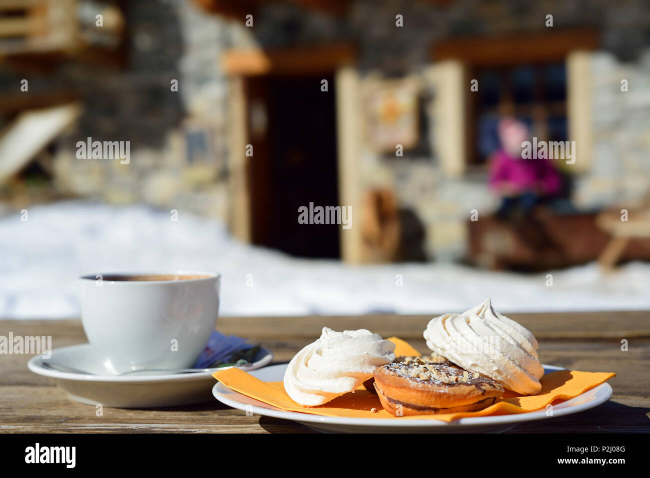 Plaque avec des bonbons et du café tasse au Rifugio Viviere, viviere, Valle Maira, Alpes Cottiennes, Piémont, Italie Banque D'Images
