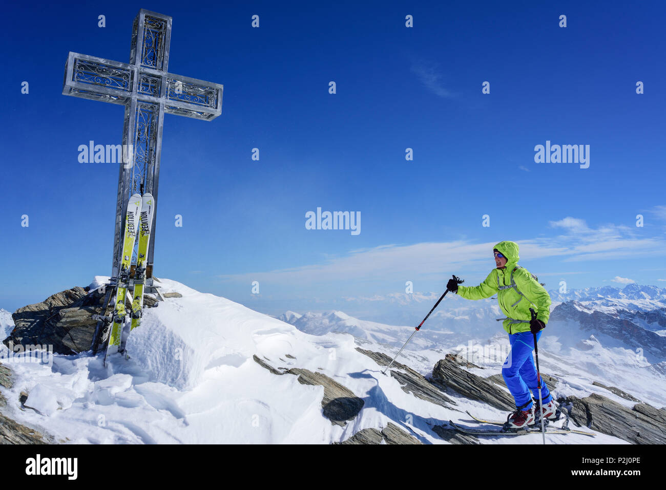 Femme ski ordre croissant vers cross, au sommet du Monte, Monte Salza Salza, Valle Varaita, Alpes Cottiennes, Piémont, Banque D'Images