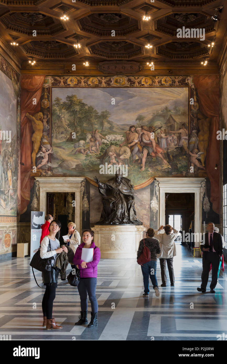 Rome, Italie. Le Musée du Capitole. Le grand hall, également connu sous le nom de l'Iceman et Curatii Prix. La fresque sur le mur arrière est de trouver des elle-w Banque D'Images
