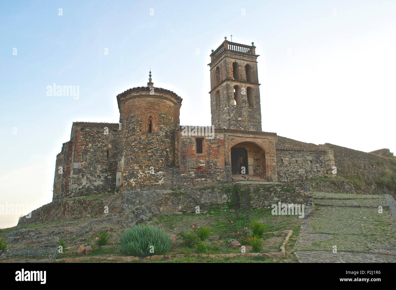 Fort et l'église dans une ancienne mosquée sur une colline au-dessus de Almonaster la Real, Sierra de Aracena, Huelva, Andalousie, Espagne Banque D'Images