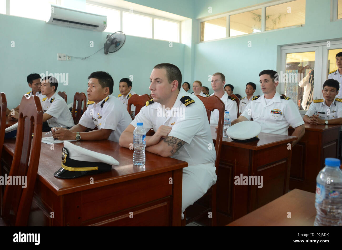 160929-N-WJ640-216 Da nang, Vietnam (sept. 29, 2016) Les marins de la Marine américaine USS John S. McCain (DDG 56) et les membres en service de la marine du peuple du Vietnam participer à l'examen du Code pour les rencontres imprévues en mer (DUC) au cours de l'engagement naval Vietnam activité 2016. Dans sa septième année, NEA Vietnam est conçu pour favoriser la compréhension mutuelle, renforcer la confiance dans le domaine maritime et renforcer les relations entre la U.S. Navy, Marine populaire du Vietnam et la communauté locale. (U.S. Photo par marine Spécialiste de la communication de masse 3 Classe Madailein Abbott) Banque D'Images