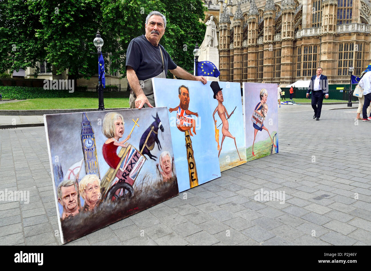Kaya Mar - caricaturiste - avec quatre de ses peintures Brexit à Westminster - Theresa May, Liam Fox, Boris Johnson, David Davis, Jacob Rees-Mog Banque D'Images