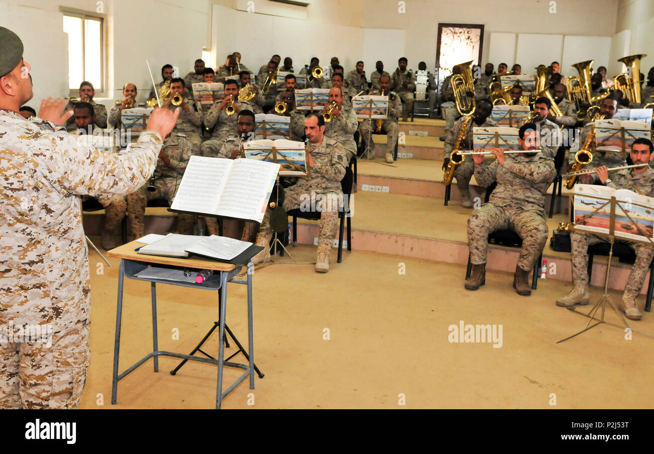 Un musicien de l'Armée de terre Arabie Royal exécute pour le U.S. Army personnel central au cours de la séance inaugurale, bi-latéral de l'engagement de la musique entre les États-Unis et l'Arabie aux membres des forces armées à l'installation de musique RSLF à Riyad, en Arabie saoudite, 18 septembre. Soldats USARCENT est allé(e) à favoriser une nouvelle musique partenariat entre les deux pays. Le groupe a visité les installations et ont été informés des activités du département de musique RSLF et objectifs. Banque D'Images