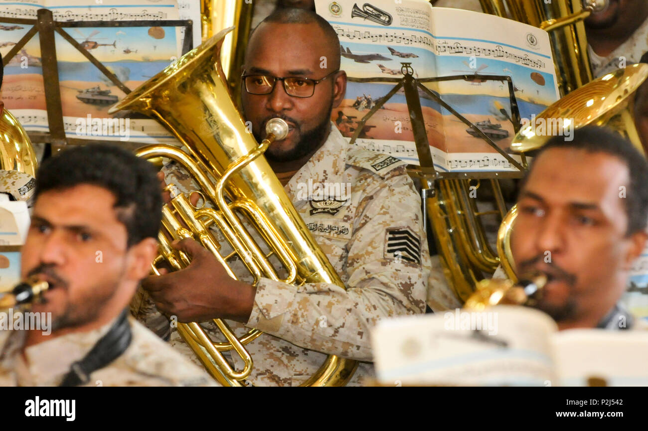 Un musicien de l'Armée de terre Arabie Royal exécute pour le U.S. Army  personnel central au cours de la séance inaugurale, bi-latéral de l' engagement de la musique entre les États-Unis et l'Arabie