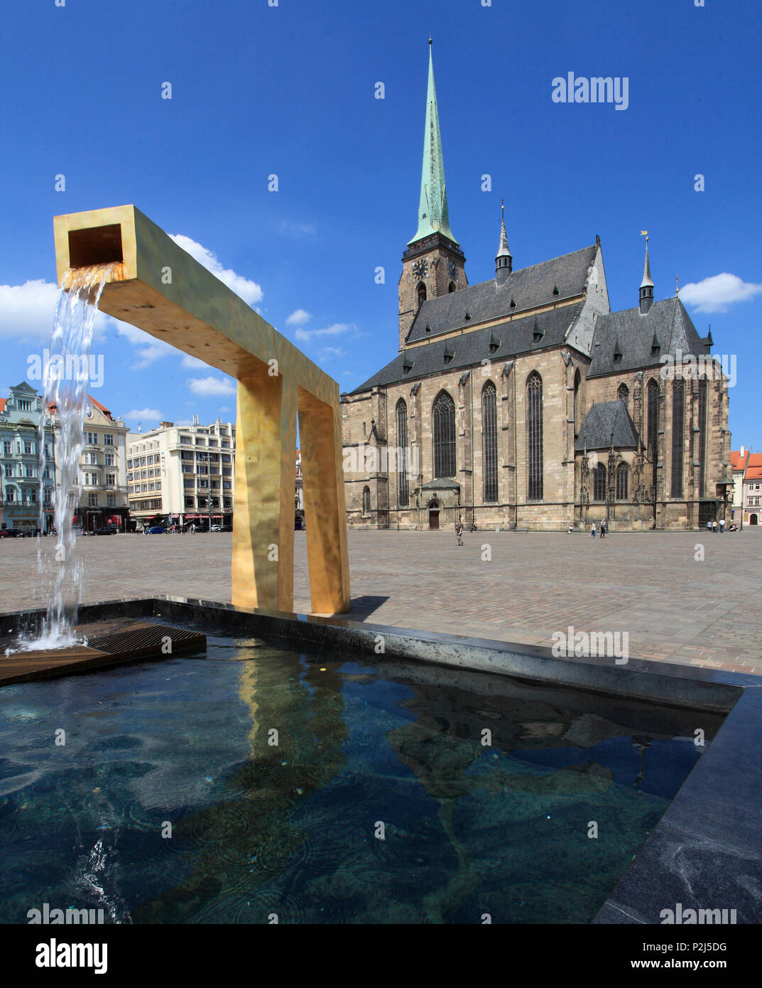 République tchèque, Plzen, Pilsen, Place de la République, la cathédrale de St Barthélemy, fontaine, Banque D'Images