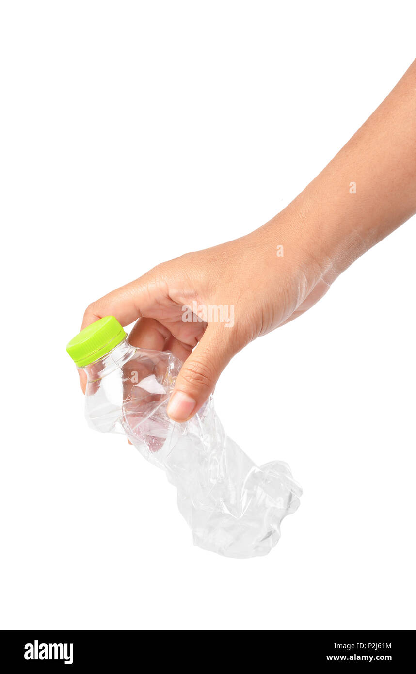 Close up hand throwing bouteille en plastique vide dans la corbeille isolé sur fond blanc, sauver chemin de détourage. Concept de recyclage Banque D'Images