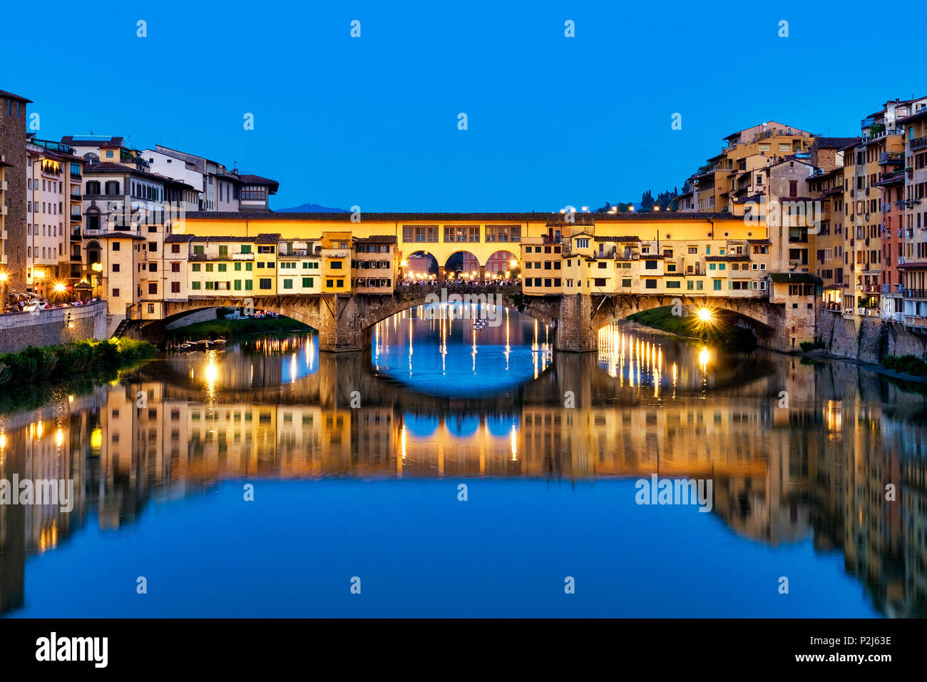 En aval de la vue sur le Ponte Vecchio, Florence, Italie Banque D'Images