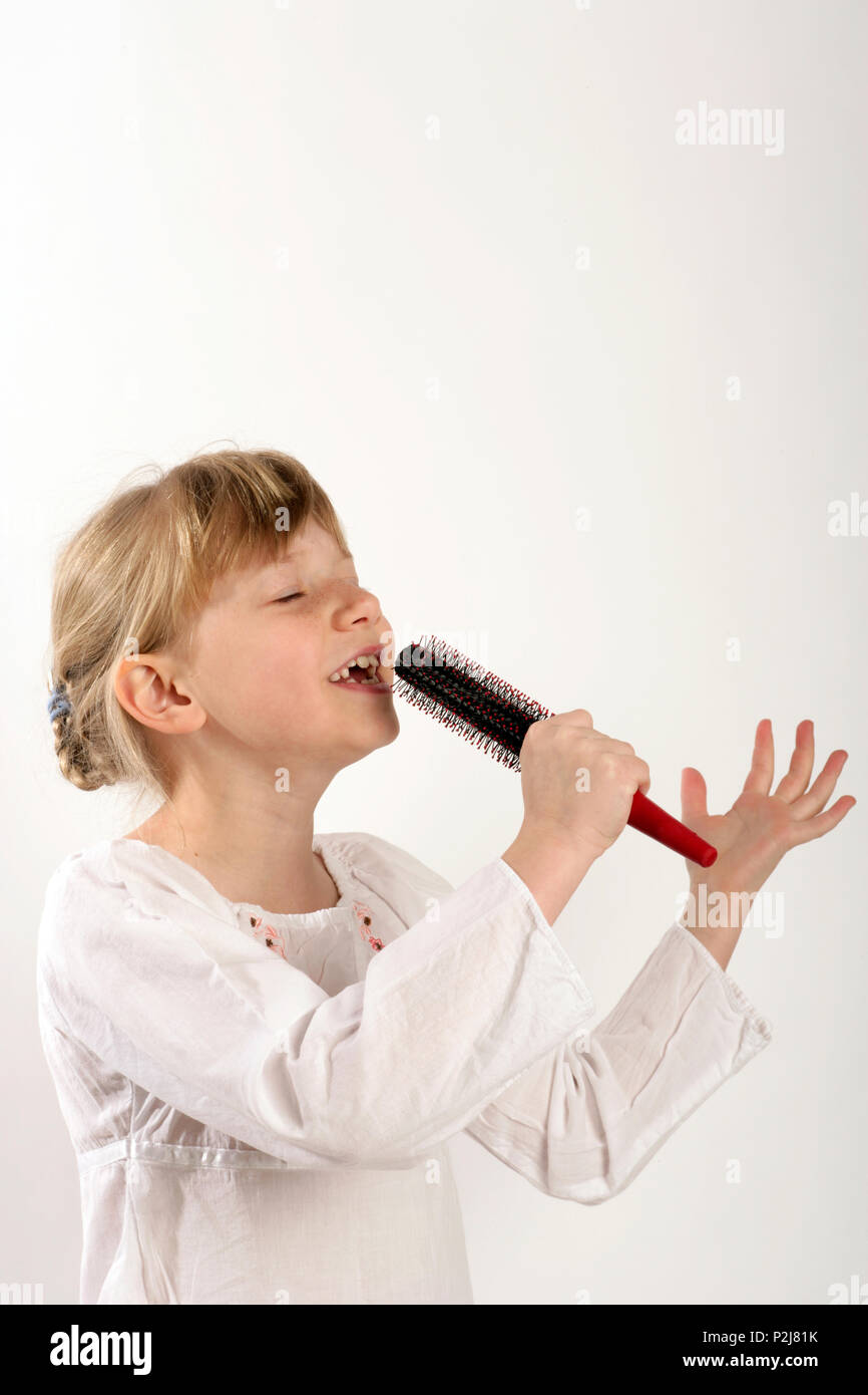 Brosse diva, jeune fille chantant dans son haribrush Banque D'Images