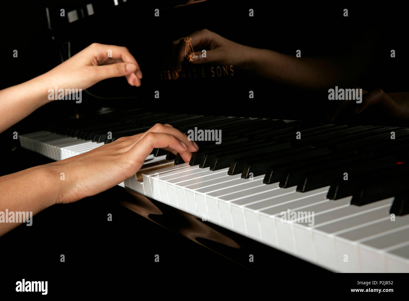 Générique - les mains sur les touches de piano Photo Stock - Alamy