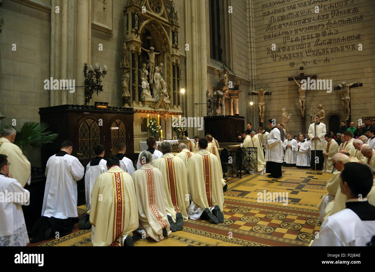 Jeudi saint, Messe du Seigneur, conduit par le Cardinal Josip Bozanic, Archevêque de Zagreb Banque D'Images