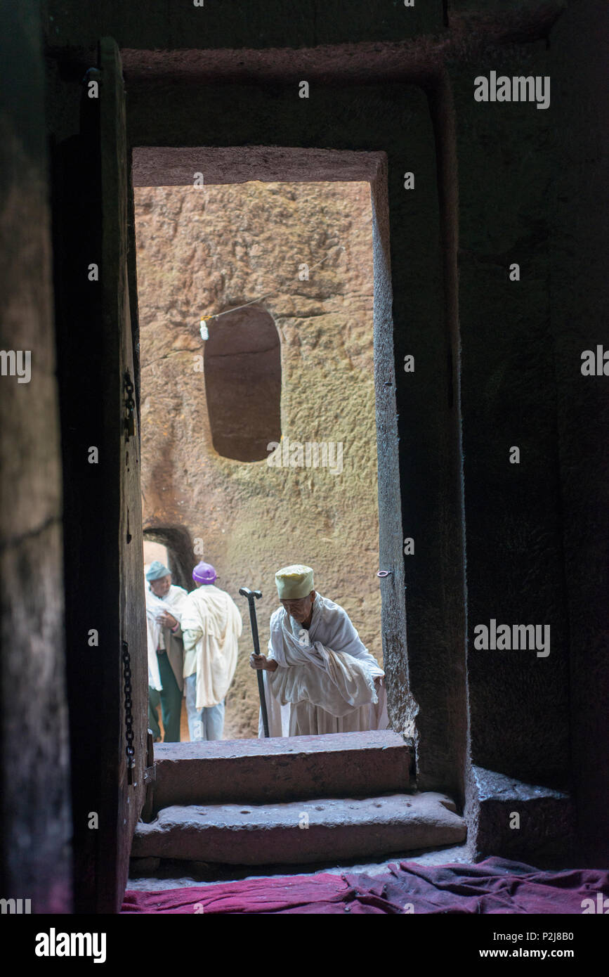 Un homme âgé entre dans un rock-cut church à Lalibela. Banque D'Images