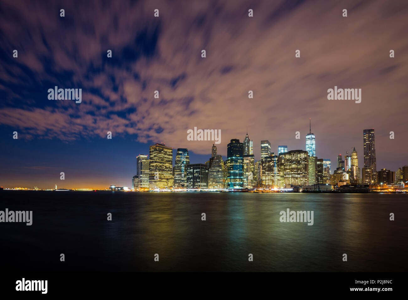 Le centre-ville de Manhattan et l'East River à l'aube, Manhattan, New York, USA Banque D'Images