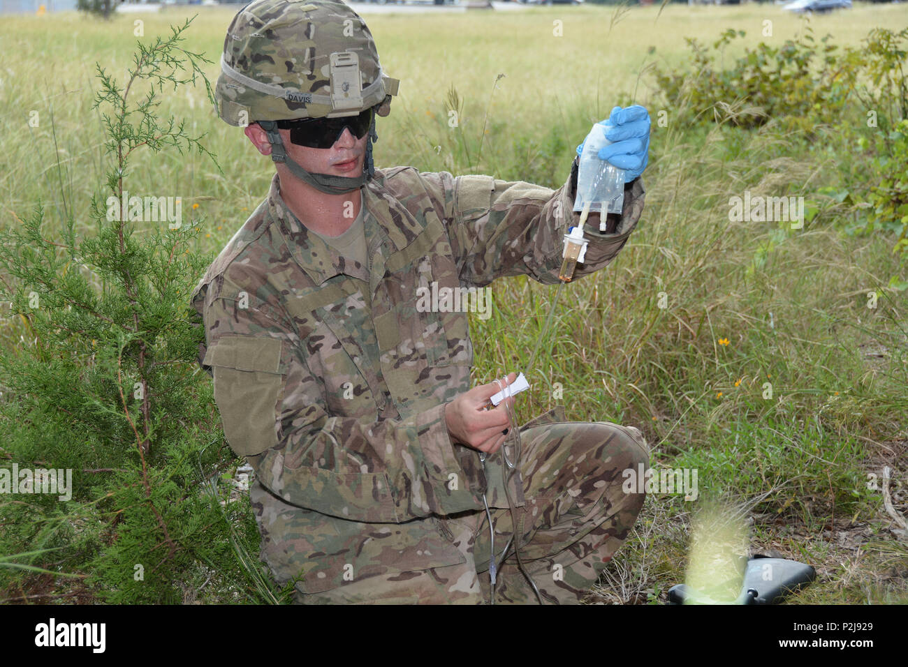 Le s.. Mason Davis de Bayne-Jones en santé communautaire de l'Armée prépare un SAC IV pendant les offices régionaux de la santé (provisoire) 2016 Command-Central Meilleur Concours Infirmier au Camp Bullis, Texas, 21 septembre 2016. (U.S. Photo de l'Armée de Robert T. Shields/libérés) Banque D'Images