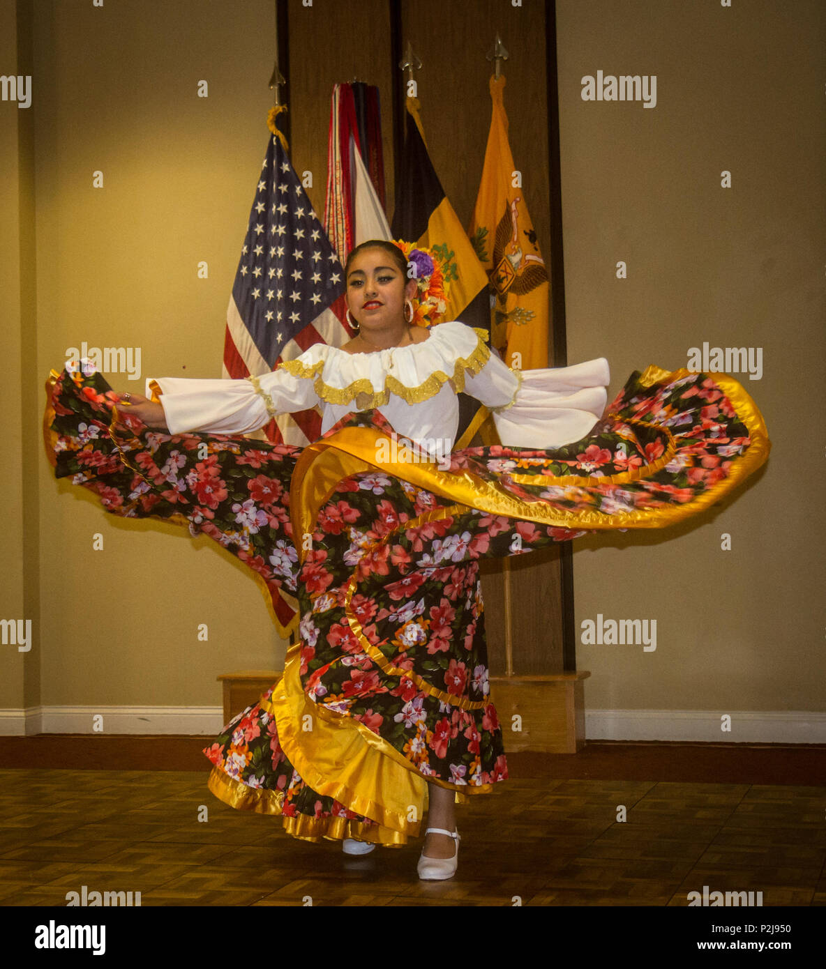 FORT IRWIN, en Californie - Soleil Yaire Montejano, 12 ans, danseur de ballet folklorique mexicain préformé, pour les dirigeants et les soldats de Fort Irwin Centre communautaire du bassin de sable au cours de la célébration du Mois du patrimoine hispanique, le 14 septembre 2016. Montejano était inscrit à une école de ballet folklorique mexicain par sa mère à l'âge de 5 ans, et depuis, elle a participé à plus de 60 présentations sur l'état de Californie. (U.S. Photo de l'armée par Pvt. Austin) Anyzeski Banque D'Images