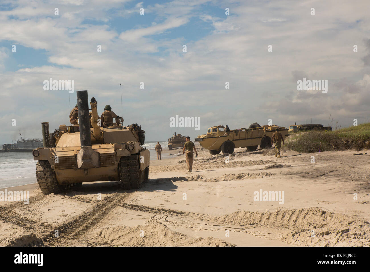 Marines manœuvrer un M1A1 char de combat principal sur la plage avant de le charger sur un utilitaire de débarquement à Camp Lejeune, N.C., 23 septembre 2016. Les Marines avec 2e bataillon se prépare à appuyer la 24e Marine Expeditionary Unit pour un déploiement prochain. Les Marines pratiqué le chargement et le déchargement des réservoirs afin de devenir compétents et qualifiés pour les réservoirs mobiles à partir du navire à la terre dans le cadre d'opérations amphibies. (U.S. Marine Corps Photo par le Cpl. Michael C. Dye) Banque D'Images