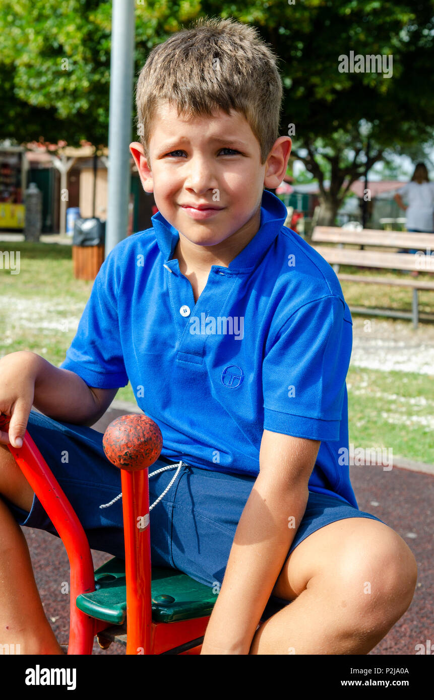 Portrait d'enfant heureux à l'aire de jeux Banque D'Images