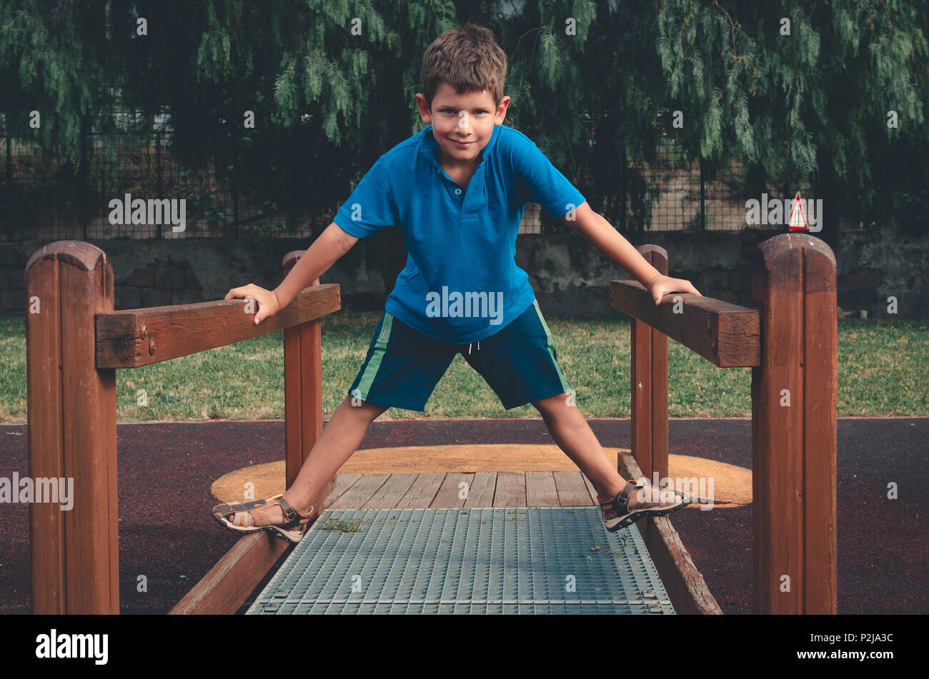 Enfants qui grimpent sur le pont à l'aire de jeux Banque D'Images