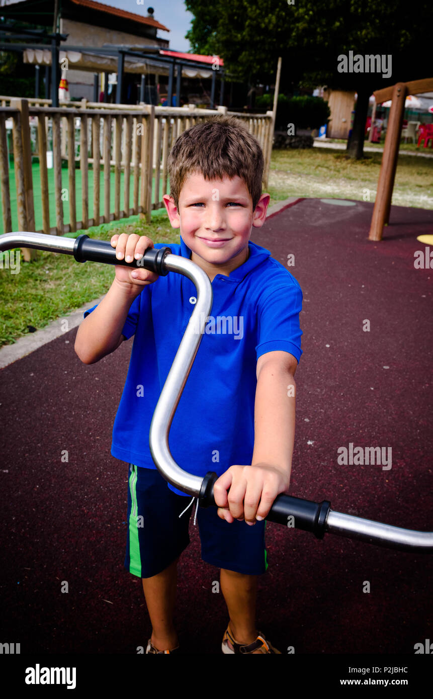 Enfant monte sur l'aire de jeux Banque D'Images