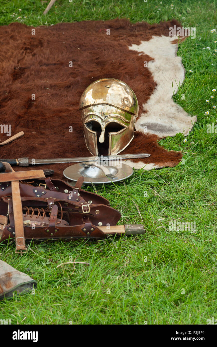 Sélection de Roman, Viking, Saxon armes antiques sur l'affichage. Groupe d'histoire de vie à Portchester Castle, Hampshire, Royaume-Uni Banque D'Images