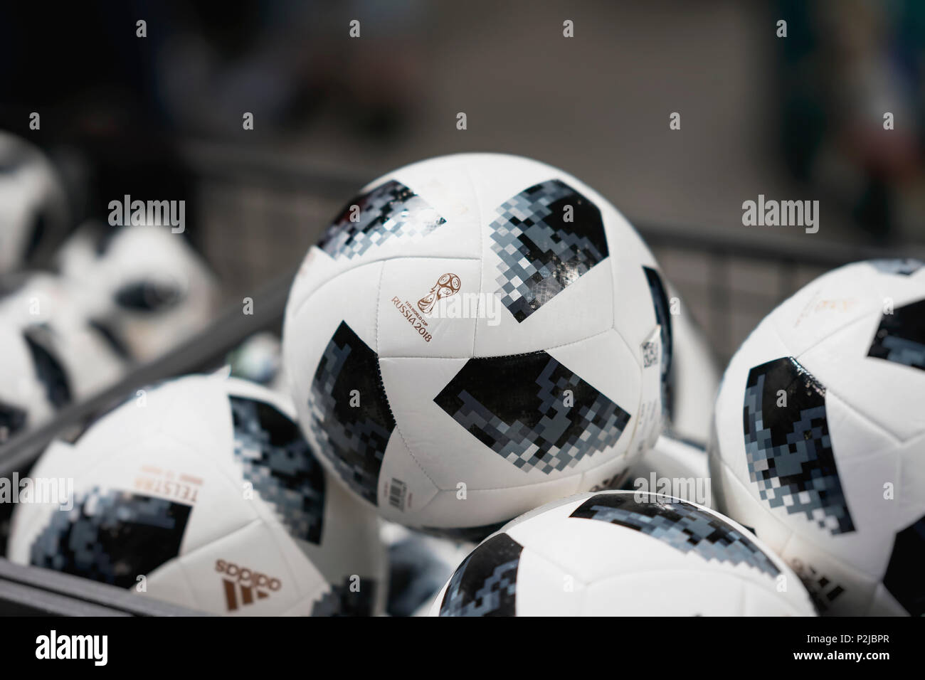 Moscou, Russie - juin, 14, 2018 : ballon de soccer avec le logo de la Coupe du Monde FIFA 2018, FIFA Fan Fest au mundial boutique de souvenirs Banque D'Images