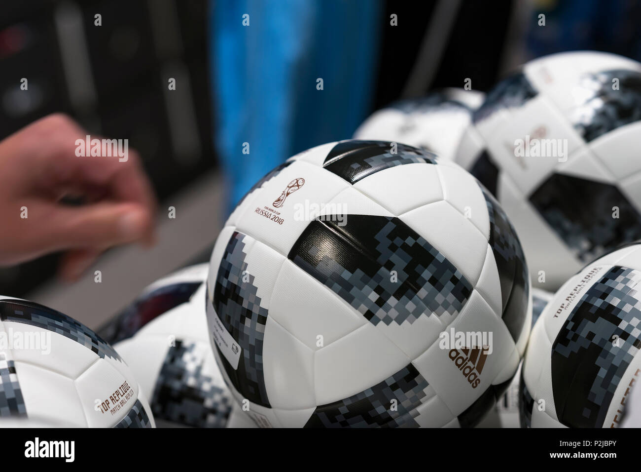 Moscou, Russie - juin, 14, 2018 : ballon de soccer avec le logo de la Coupe du Monde FIFA 2018, FIFA Fan Fest au mundial de souvenirs, Banque D'Images