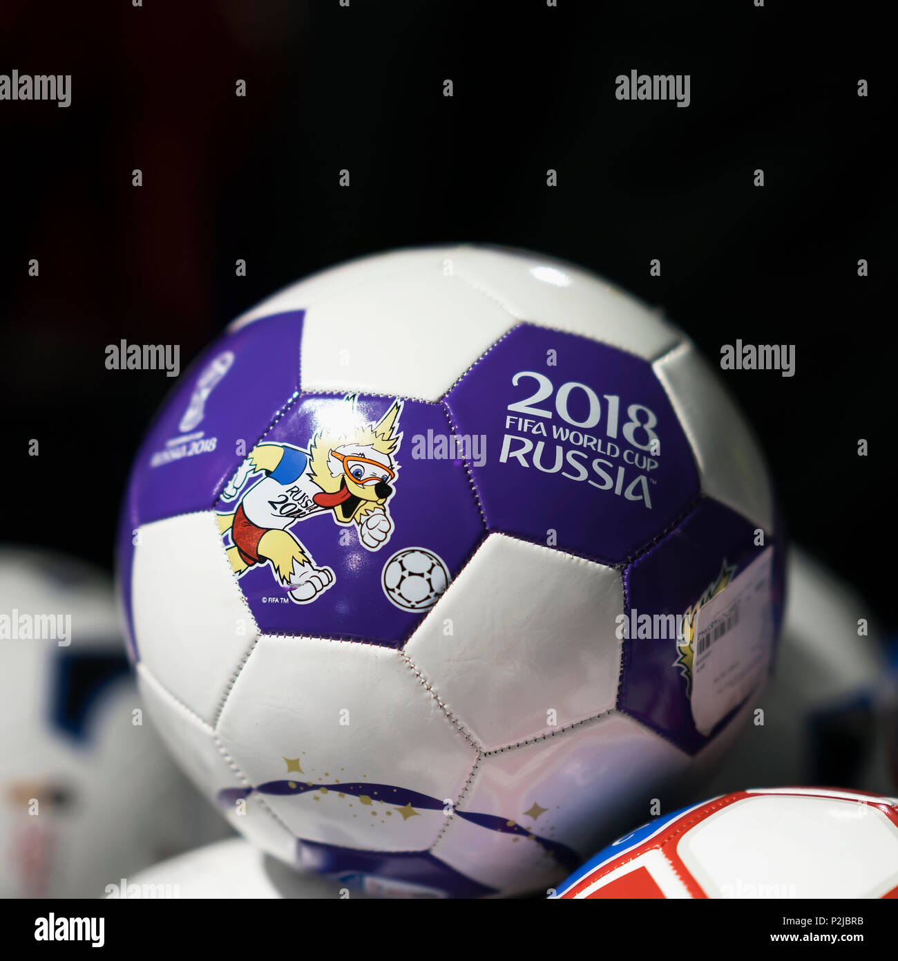 Moscou, Russie - juin, 14, 2018 : ballon de soccer avec le logo de la Coupe du Monde FIFA 2018, FIFA Fan Fest au mundial boutique de souvenirs, d'appareils de sport close-up Banque D'Images