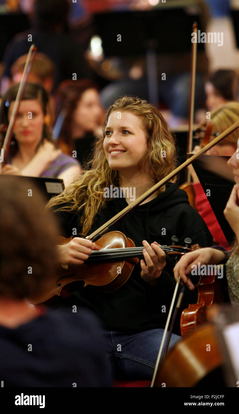 Musicien de l'orchestre des jeunes smiling in rehearsal Banque D'Images