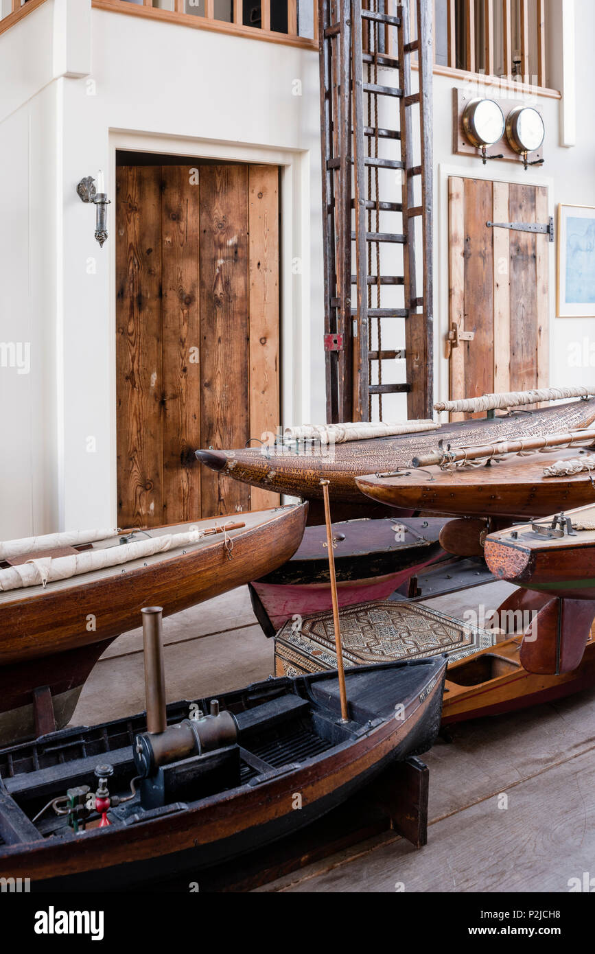 Collection de coques de bateau modèle architectes et 1940 fire ladder dans Sussex grange convertie Banque D'Images