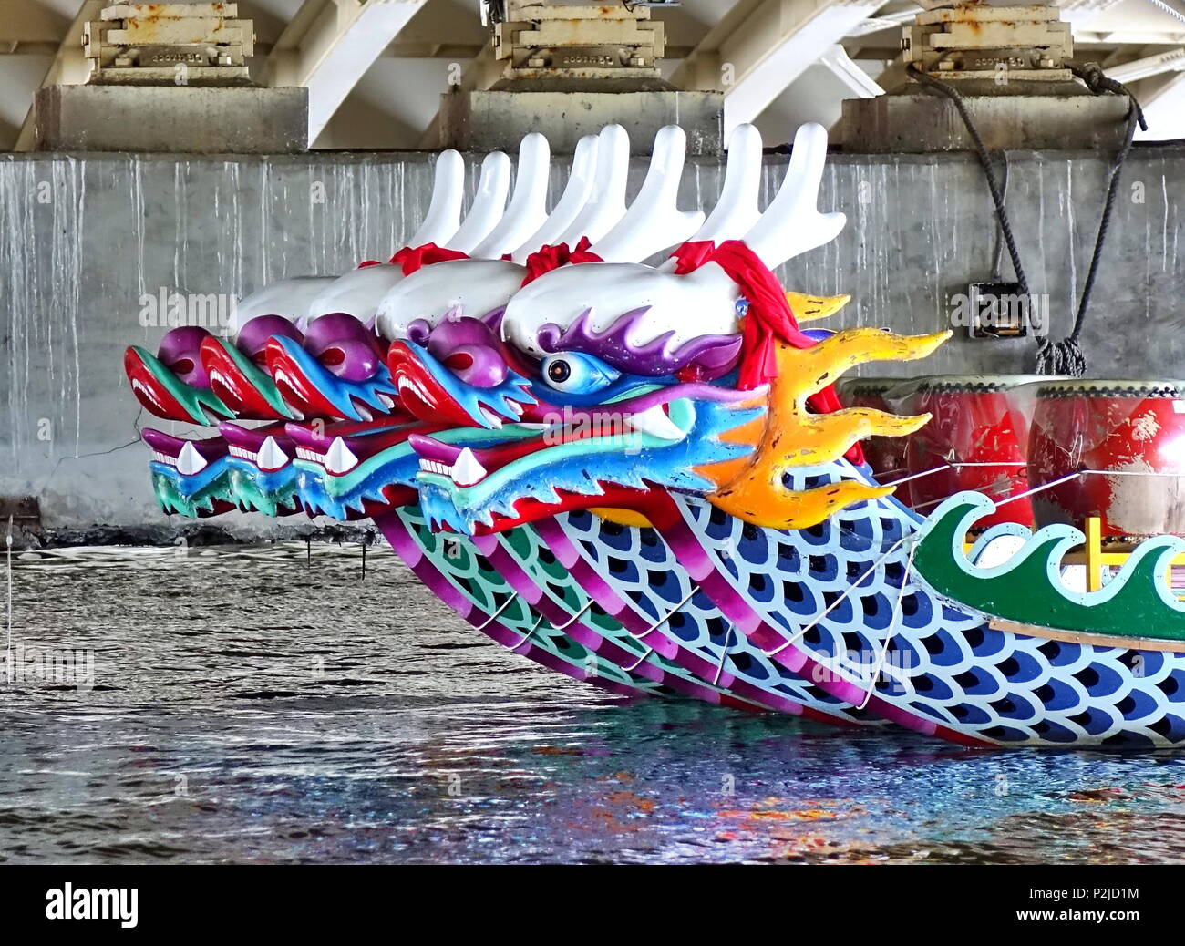 KAOHSIUNG, TAIWAN -- 10 juin 2018 : Une rangée de bateaux dragons avec la proue traditionnel est préparé pour le prochain Festival du bateau-dragon. Banque D'Images