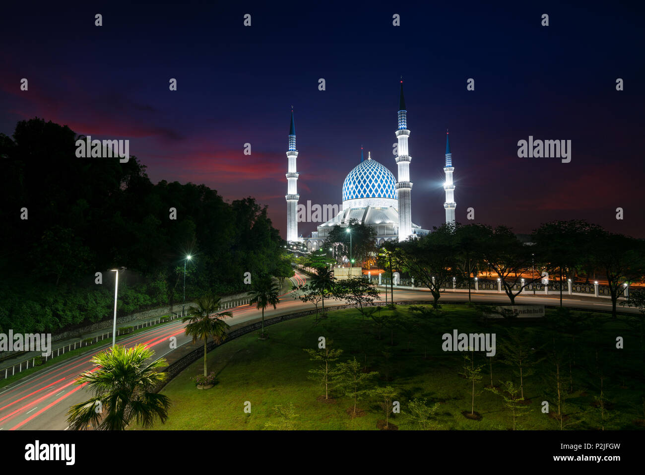 Salahuddin Abdul Aziz Shah Mosquée (aussi connu comme la Mosquée Bleue, la Malaisie) au lever du soleil, situé à Shah Alam, Selangor, Malaisie. Banque D'Images