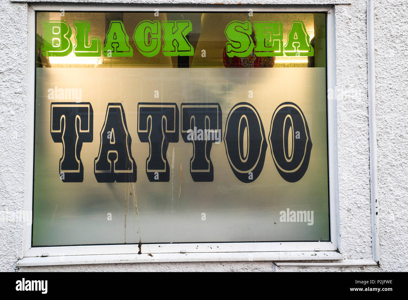 La fenêtre d'un studio de tatouage. Banque D'Images