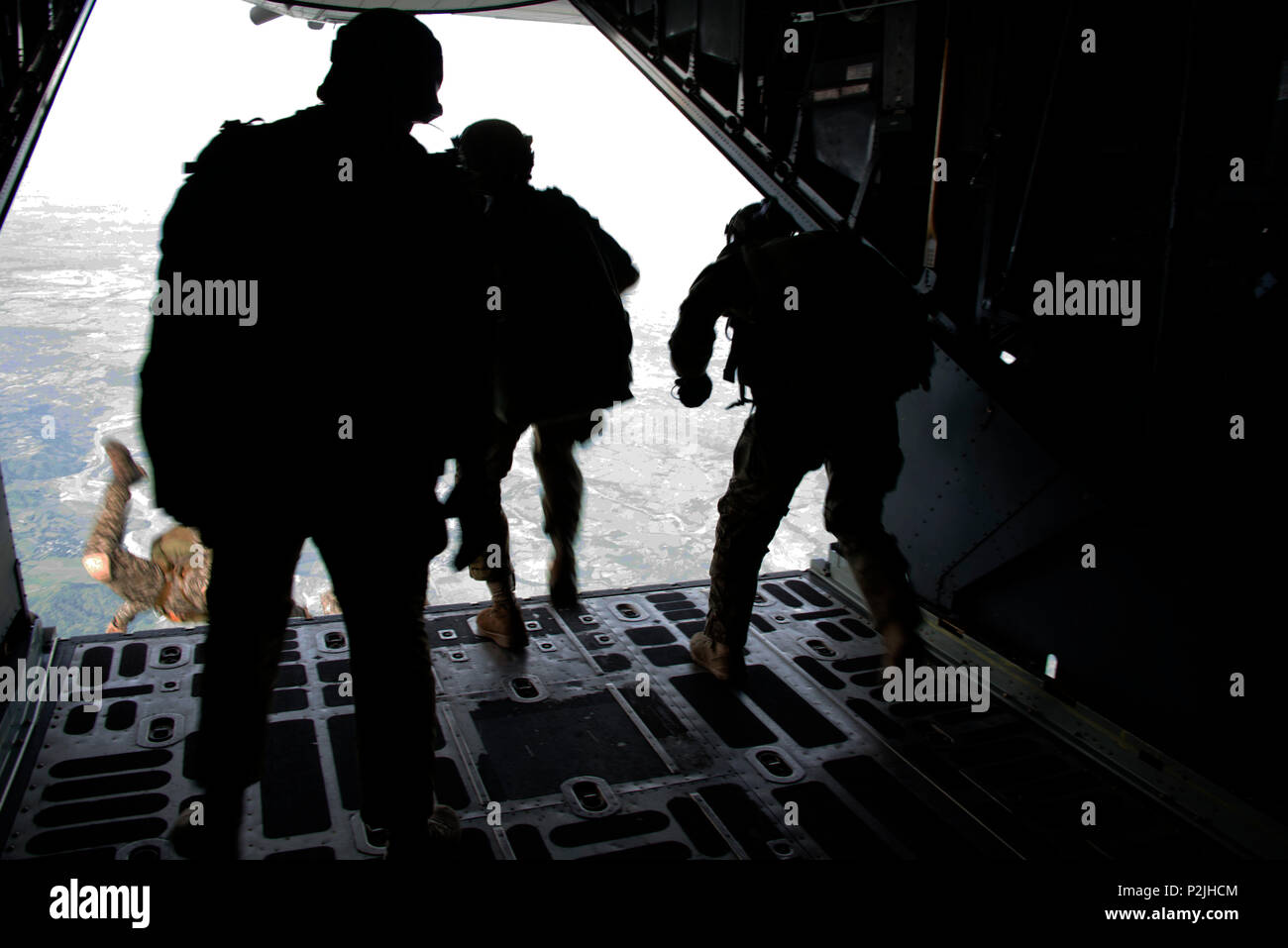 Les membres du détachement opérationnel Alpha (APD) 1324 et la réaction de l'Armée Philippine Light Regiment (LRR) exécuter, à haute altitude (ouverture faible HALO) parachutages d'un MC-130H Combat Talon II durant 2016. Piston en teck Si l'auréole airdrop n'était pas une partie officielle de l'exercice, la présence d'un MC-130H dans les Philippines admis pour une formation unique l'engagement avec les partenaires interarmées et interalliées. (U.S. Air Force Photo : Capt Jessica Tait) Banque D'Images