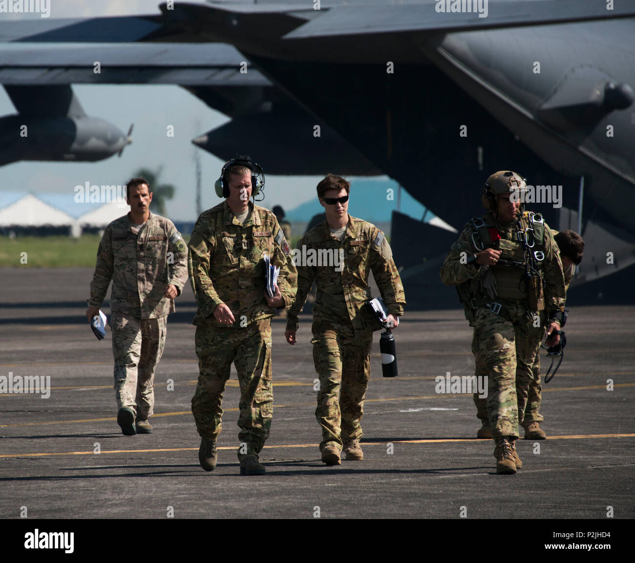 Les commandos de l'air du 1er Escadron d'opérations spéciales à haute altitude à l'appui, les parachutages d'ouverture lors du piston de teck en 2016. Si l'auréole airdrop n'était pas une partie officielle de piston en teck 2016, la présence d'un MC-130H aux Philippines a permis un engagement de formation unique. (U.S. Air Force photo : Capt Jessica Tait) Banque D'Images