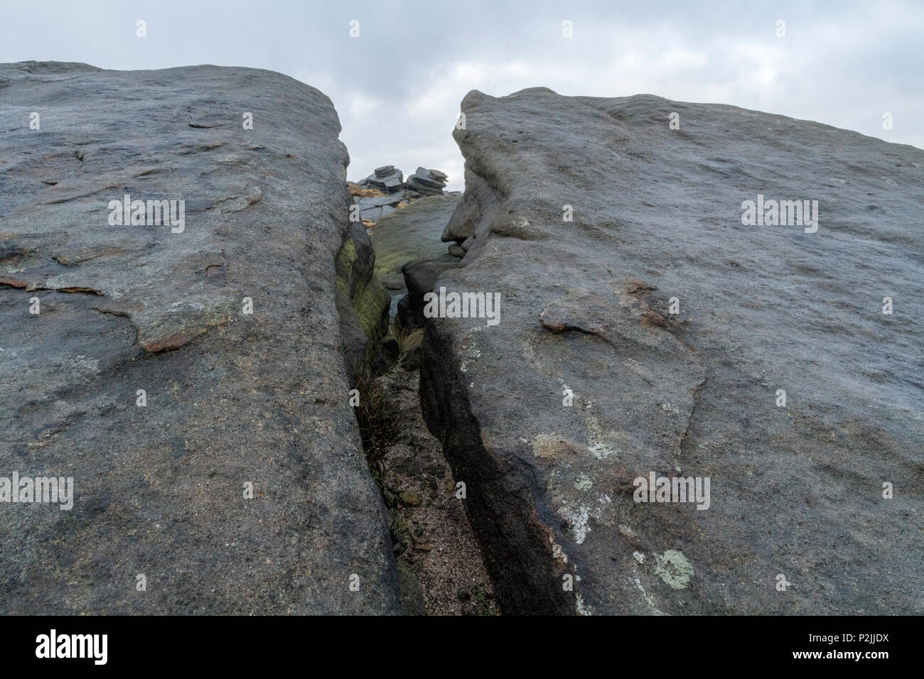 Une fissure, pause ou lacune dans les roches près de Fairbrook pierre meulière sur Kinder Scout dans  ?, Derbyshire Peak District, England, UK Banque D'Images