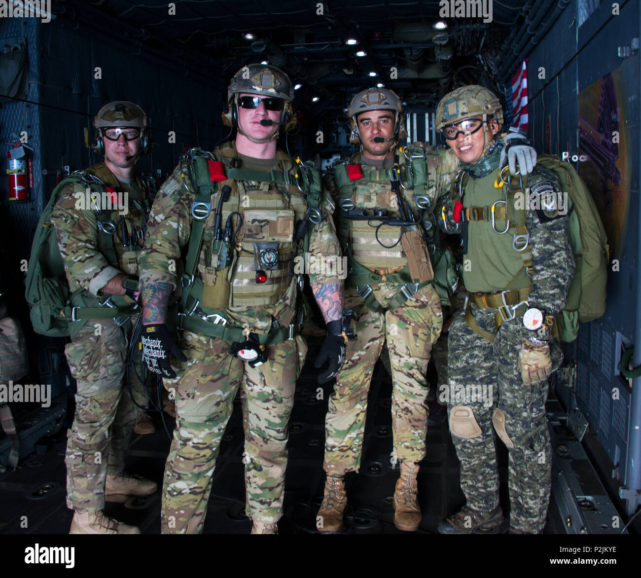 Les membres du détachement opérationnel Alpha (APD) 1324 et membre de l'Armée Philippine Réaction Lumière Regiment (LRR) posent pour une photo de groupe sur un MC-130H Combat Talon II avant d'altitude élevée, faible-ouverture des parachutages dans Crow Valley dans la province de Tarlac, Philippines. L'obtention d'un avion militaire américain dédié aux opérations de chute libre est très rare pour les Forces armées philippines et parle à notre partenariat durable et l'engagement à leur succès. (U.S. Air Force photo : Capt Jessica Tait) Banque D'Images