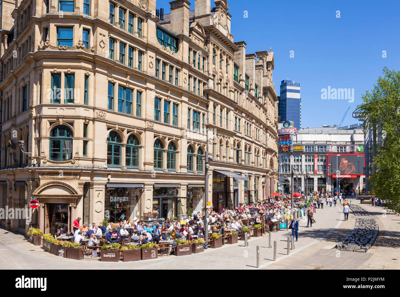 Angleterre Angleterre Manchester Greater Manchester centre-ville centre-ville aux personnes bénéficiant d'une salle à manger à l'extérieur dans le Exchange Square dans le centre-ville de Manchester uk Banque D'Images