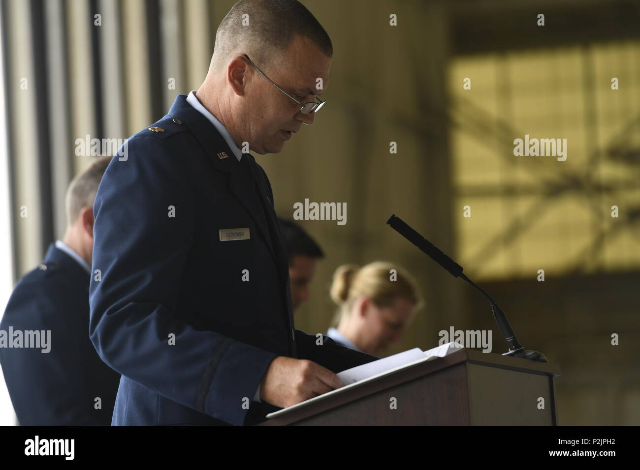 L'aumônier de l'US Air Force Scott Ostrowski, 145e Airlift Wing (AW), fournit les invocations à la 145e Airlift Wing Cérémonie de passation de commandement tenue au North Carolina Air National Guard Base, Charlotte Douglas International Airport, le 9 juin 2018. Le colonel Michael Gerock abandonnera le commandement au Colonel Bryony Terrell qui sera la première femme commandant pour la 145e AW. Banque D'Images