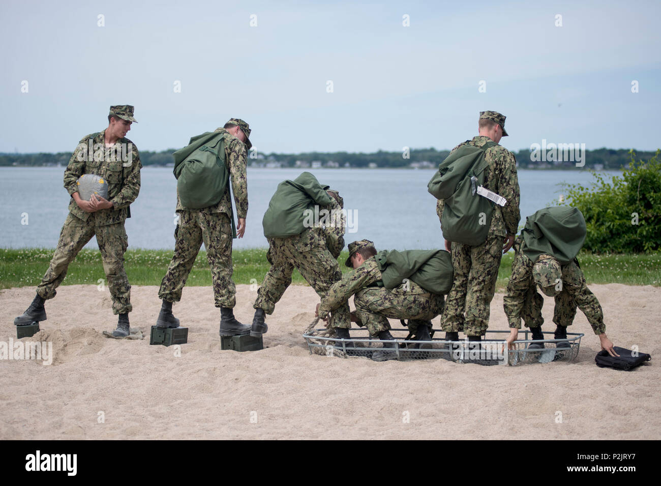 180611-N-UP035-0368, NEWPORT R.I. (11 juin 2018) Les aspirants de marine ROTC participer à un exercice de renforcement de l'équipe pendant les "poste de combat, l' événement de synthèse des essais en mer de la station navale de Newport dans le Rhode Island. Les essais en mer est un événement de 10 jours, au cours de laquelle les aspirants doivent effectuer une série de scénarios et de bien démontrer les compétences qu'ils ont développé tout au long de leur formation. (U.S. Photo par marine Spécialiste de la communication de masse 1re classe Mike DiMestico/libérés) Banque D'Images