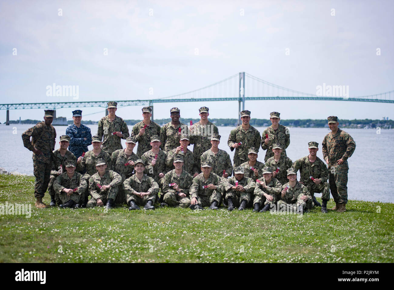 180611-N-UP035-0616, NEWPORT R.I. (11 juin 2018) Les aspirants de marine ROTC de la Compagnie Alpha afficher leurs rubans de croisière à la fin de 'Poste de combat, l' événement de synthèse des essais en mer de la station navale de Newport dans le Rhode Island. Les essais en mer est un événement de 10 jours, au cours de laquelle les aspirants doivent effectuer une série de scénarios et de bien démontrer les compétences qu'ils ont développé tout au long de leur formation. (U.S. Photo par marine Spécialiste de la communication de masse 1re classe Mike DiMestico/libérés) Banque D'Images