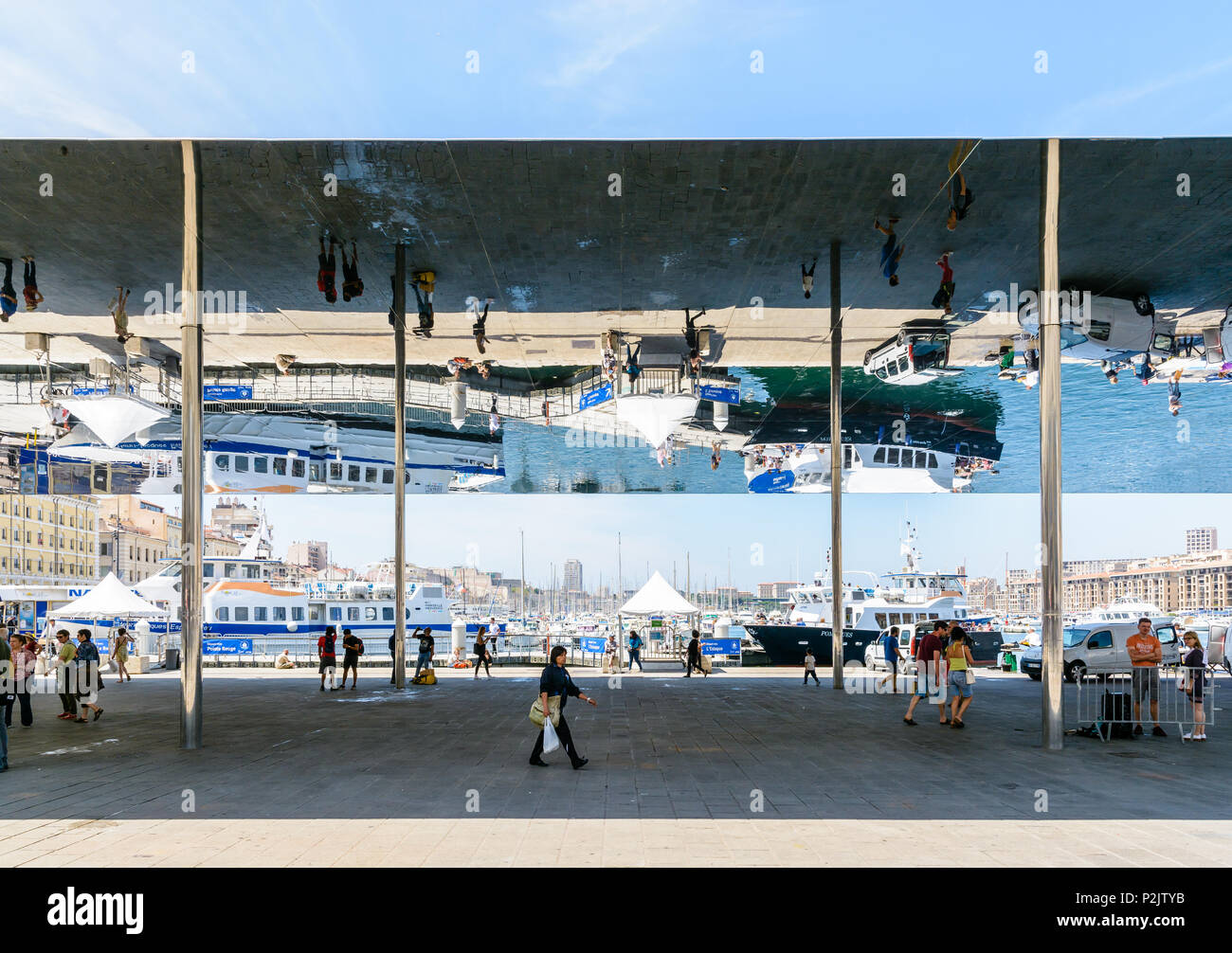 Personnes sous le store Ombriere par Norman Foster installé en 2013 sur le Vieux Port de Marseille, France. Banque D'Images