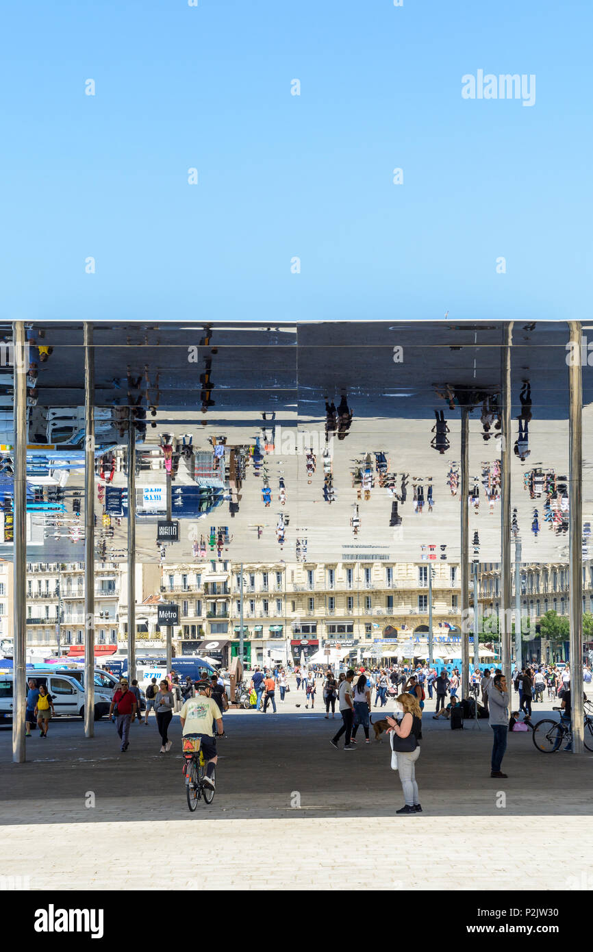 Personnes sous le store Ombriere par Norman Foster installé en 2013 sur le Vieux Port de Marseille, France. Banque D'Images