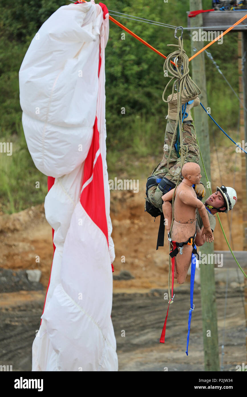 La CPS de l'armée américaine. Briar Mulder affecté à la 911e compagnie du génie de sauvetage technique, 12e bataillon de l'Aviation, Fort Belvoir un harnais sangles sur un parachutiste coincé à Lorton, Va., 21 septembre 2016. Protection du capital 2016 est un événement, exercice de formation conjointe sur le terrain qui a eu lieu à divers endroits dans la région de la capitale nationale (RCN) entre le gouvernement fédéral, d'état, locaux et municipaux pour tester de façon réaliste l'opérabilité entre organismes durant les crises affectant la RCN. (U.S. Photo de l'armée par le Sgt. Ashley en) Banque D'Images