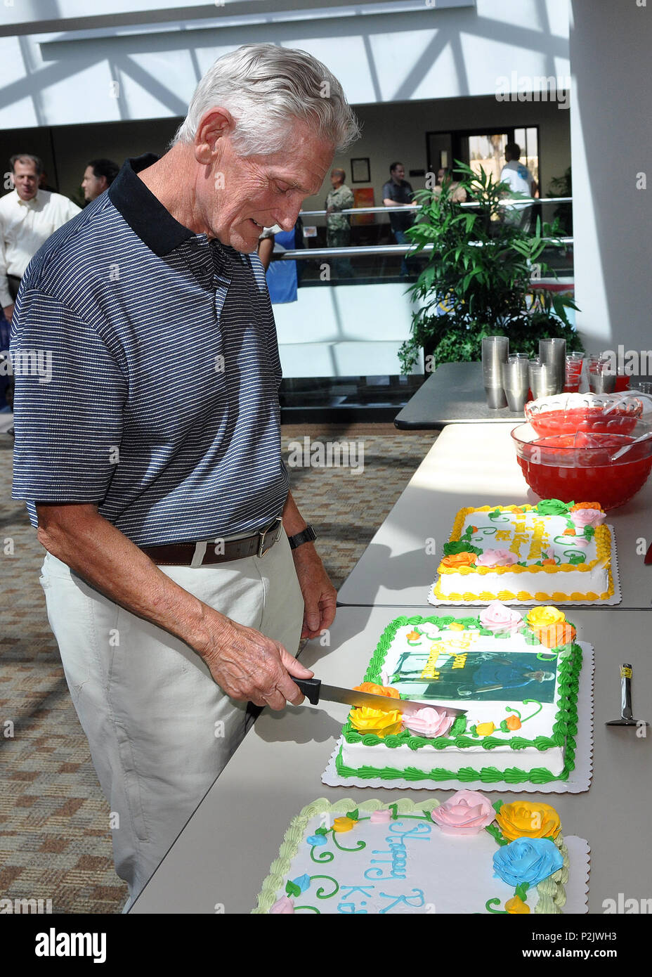 PORT HUENEME, Californie - Naval Facilities Engineering et expéditionnaires (Centre de guerre NAVFAC EXWC) Directeur d'ingénierie et d'exploitation, l'amélioration des immobilisations, Océans, Mack Kit, coupe son gâteau célébrant ses plus de 50 années de service fédéral pour la Marine américaine comme un ingénieur en structures avec Naval Facilities Engineering Command, le 27 septembre lors de son événement d'adieu. La cérémonie de la retraite officielle Mack et 50e anniversaire de mariage a eu lieu en juillet, coïncidant avec le mois en 1966, il est diplômé de la California Polytechnic State University, a commencé sa carrière au civil de la Marine Banque D'Images