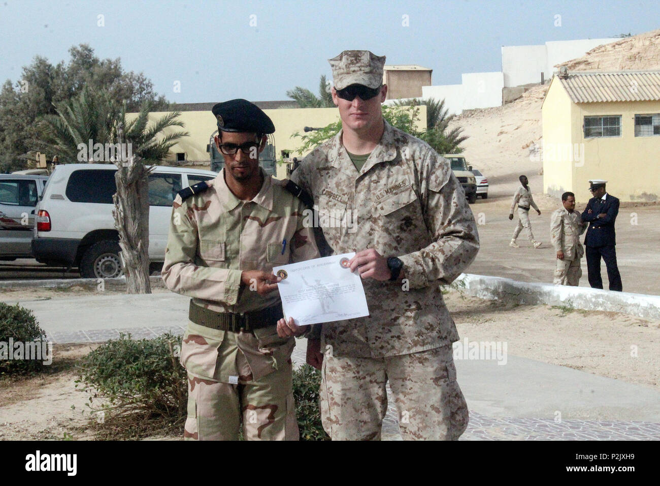 1er lieutenant Connor Campbell, commandant de peloton avec des air-sol marin crise Response-Africa Task Force, est titulaire d'un certificat d'achèvement avec un Fusiler marin mauritanien à la suite d'une cérémonie près de Rosso, Mauritanie, 23 septembre 2016. Marines a travaillé sur les procédures de l'unité tactique, détenu, le maniement des armes et le tir de techniques tout en formation avec l'aide de FUMA mauritaniennes dans la répression du trafic de drogues dans la région. (U.S. Photo courtoisie du Marine Corps/libérés) Banque D'Images