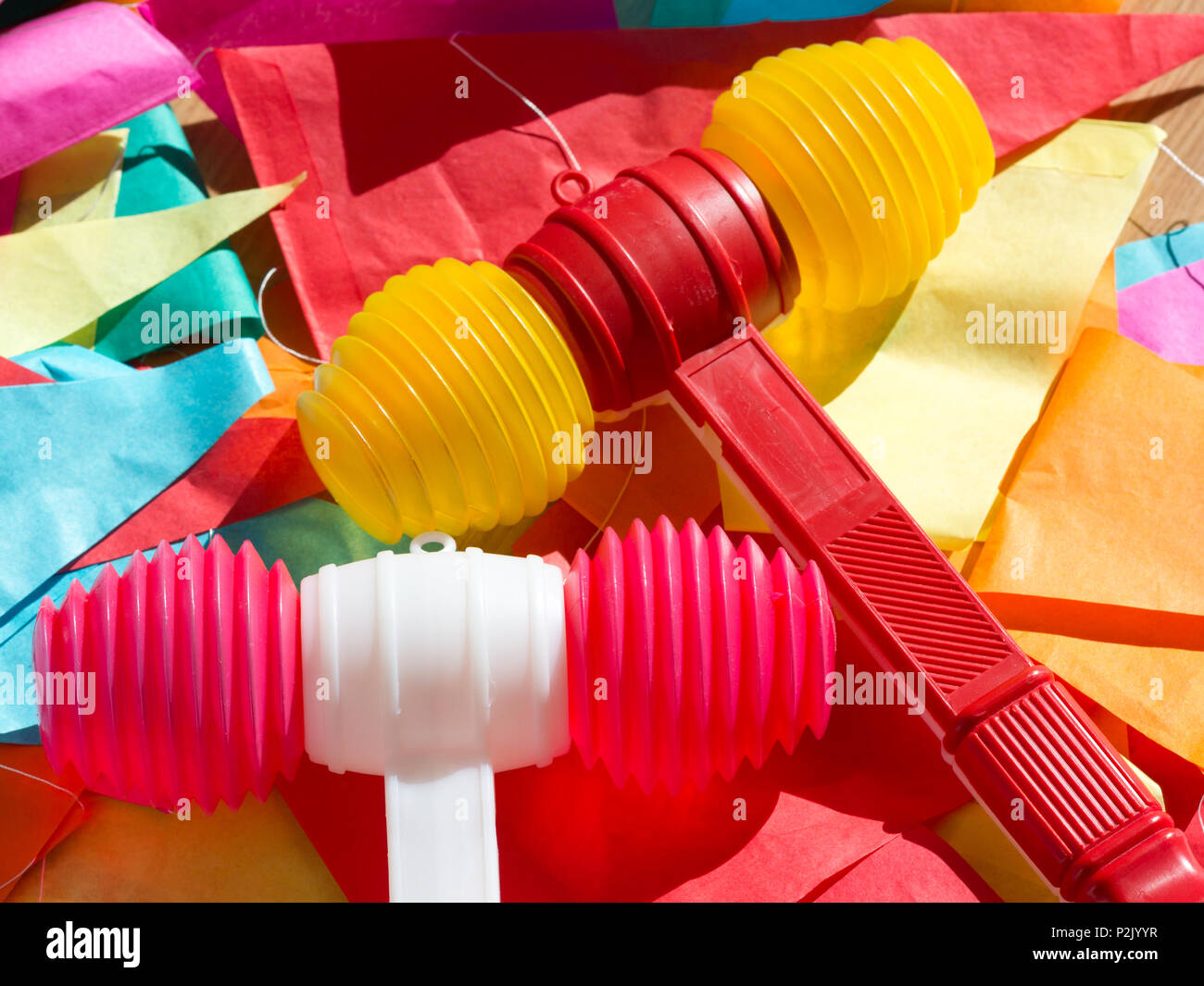 Jouet en plastique de couleurs vives des marteaux et bunting pour célébrer la fête de saint Jean le Baptiste à Porto, Portugal. Festa de Sao Joao. Banque D'Images