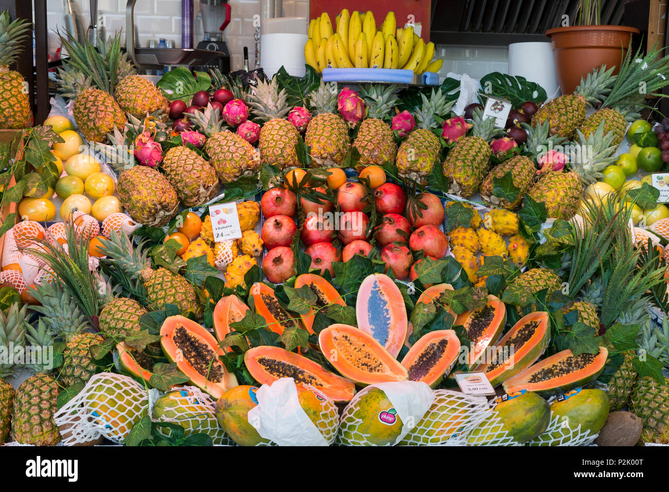 Madrid, Espagne : tropical frais produire pour la vente au marché de San Miguel. Construit en 1916, le bâtiment historique a été rénové et rouvert Banque D'Images