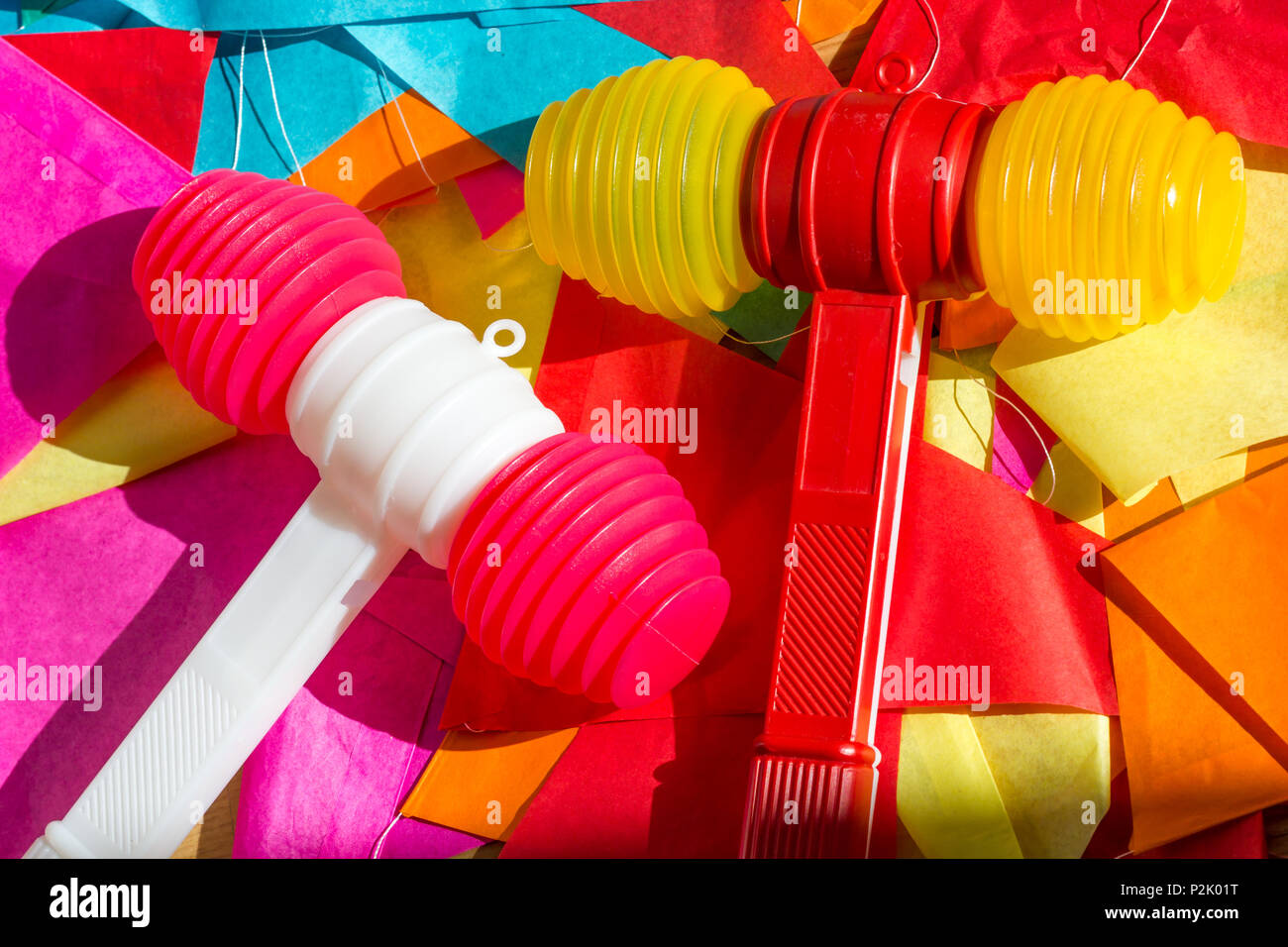 Jouet en plastique de couleurs vives des marteaux et bunting pour célébrer la fête de saint Jean le Baptiste à Porto, Portugal. Festa de Sao Joao. Banque D'Images